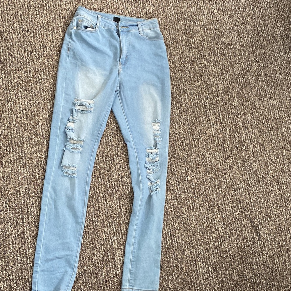 Ripped fashion nova jeans! - Picture 3 of 7